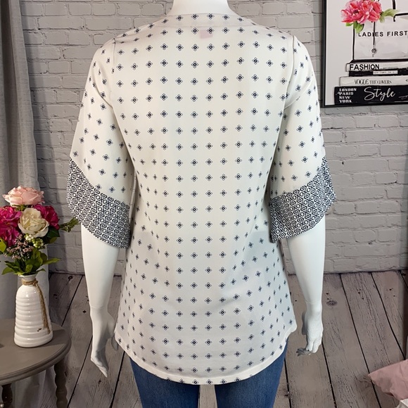 sunny leigh Cream & Navy Top Size: Large - Picture 6 of 17
